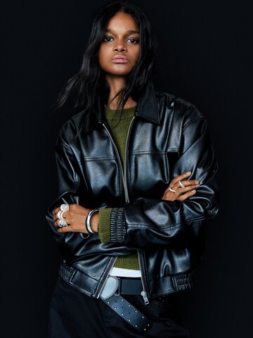 Bershka Jacke in Schwarz: Vorderseite