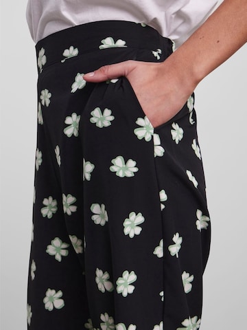 Loosefit Pantaloni 'Gurla' di PIECES in nero