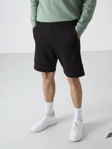 Tommy Life Pants in Black: front