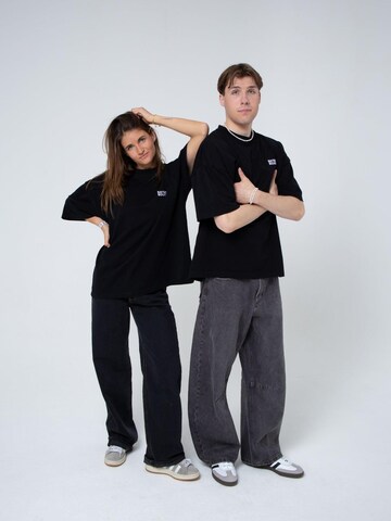 BAYSIDE BOUND Shirt 'THE 8K UNISEX OVERSIZE TEE' in Zwart