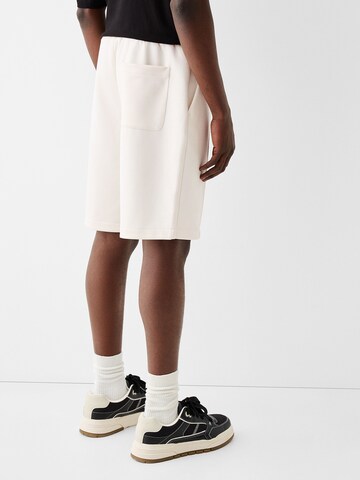 Largi Pantaloni de la Bershka pe alb