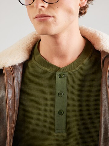Tricou de la GANT pe verde