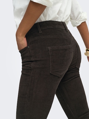 Evazați Pantaloni de la ONLY pe maro