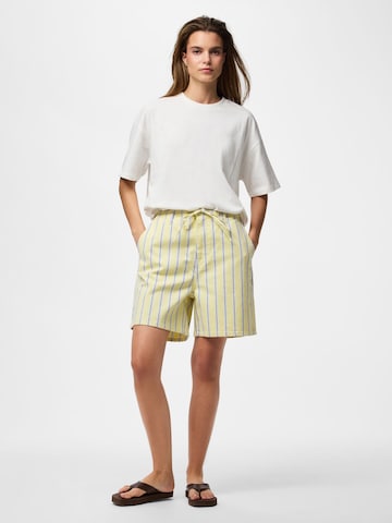 PIECES Regular Shorts 'PCBillo' in Beige: Vorderseite