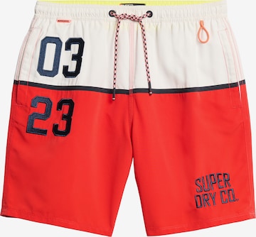 Shorts de bain Superdry en rouge : devant