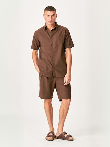 Coupe regular Chemise ' Linen Blend ' TEESHOPPEN en marron