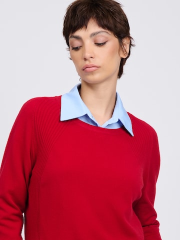 Pullover di Influencer in rosso