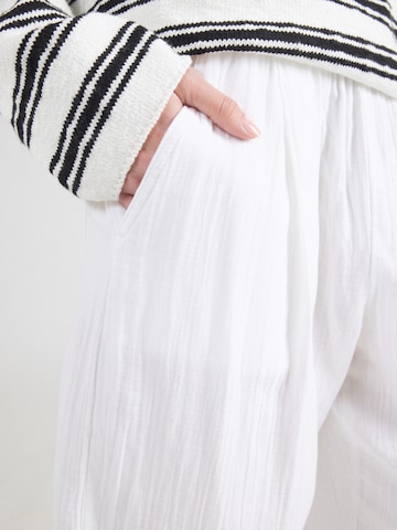 Barrel Pantaloni de la GAP pe alb