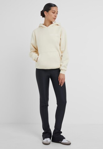 Miss Tee - Sudadera 'Back Around' en beige