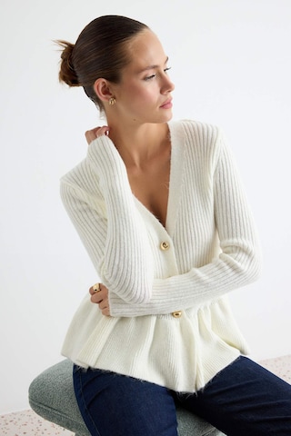 Trendyol Strickjacke in Weiß