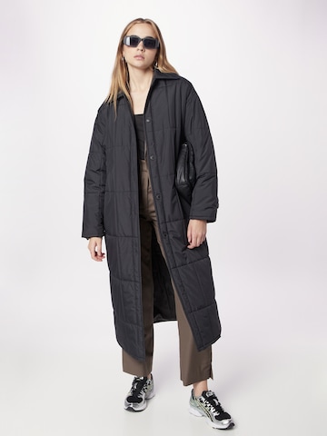 Manteau mi-saison 'QUILTA' minimum en noir