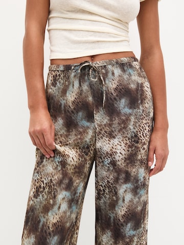 Pull&Bear Regular Trousers in Brown