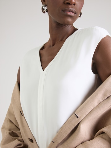 Tricou de la COMMA pe alb