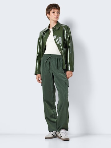 Tapered Pantaloni cargo 'Sky' di Noisy may in verde