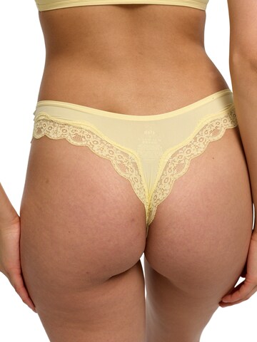 String 'Lace Tanga' cfab (formerly creamy fabrics) en jaune