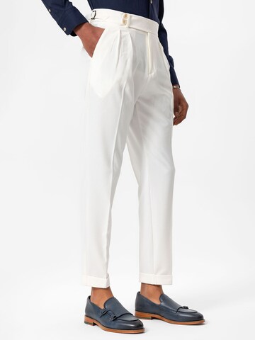 Antioch - Slimfit Pantalón plisado en blanco