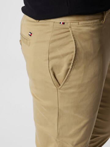 TOMMY HILFIGER Slimfit Chinohousut värissä beige