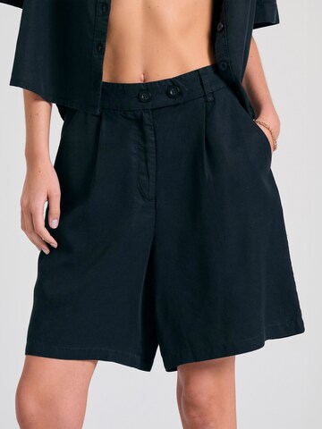 Wide Leg Pantalon à pince Funky Buddha en noir : devant