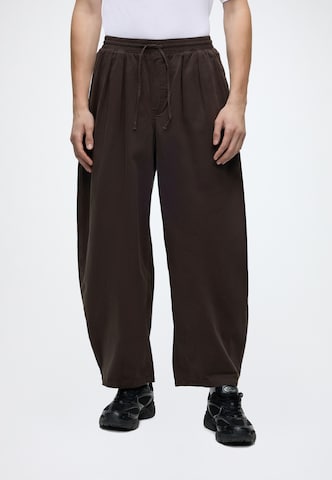 WEEKDAY Barrel Pants 'Dante Cocoon' in Brown: front