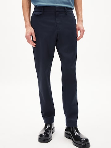 ARMEDANGELS Tapered Broek 'Alvaro' in Blauw: voorkant