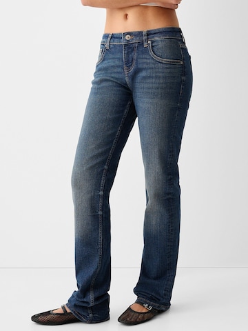 Bershka Regular Jeans in Blauw: voorkant