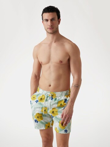 GUESS Badeshorts in Grün: Vorderseite