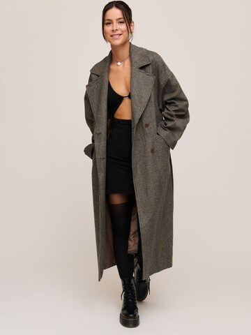 A LOT LESS Between-Seasons Coat 'Cassandra' in Brown: front