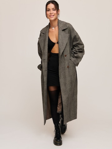 A LOT LESS Between-seasons coat 'Cassandra' in Brown: front