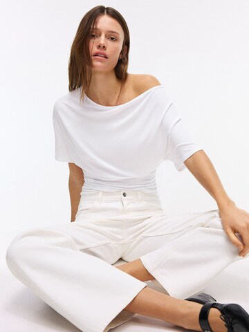 Tricou de la Bershka pe alb