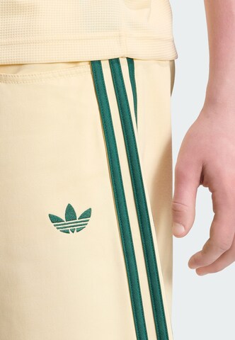 ADIDAS ORIGINALS - Loosefit Calças 'Firebird' em bege
