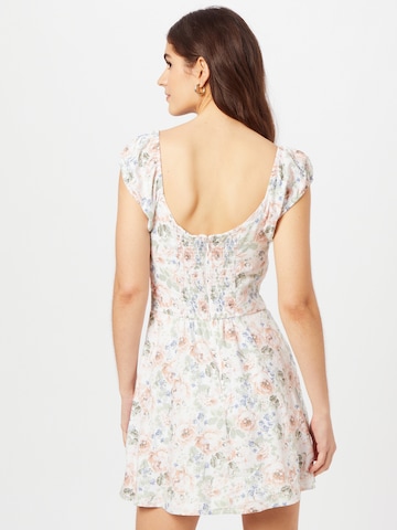 Rochie de vară de la Abercrombie & Fitch pe alb