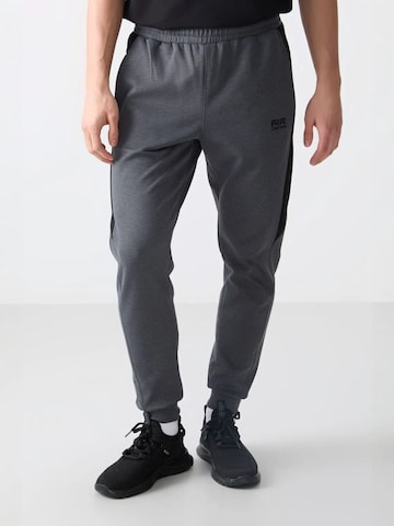 Pantaloni di Tommy Life in grigio: frontale