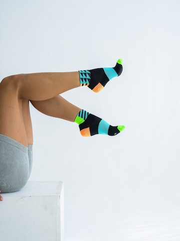 INCYLENCE Athletic Socks in Black