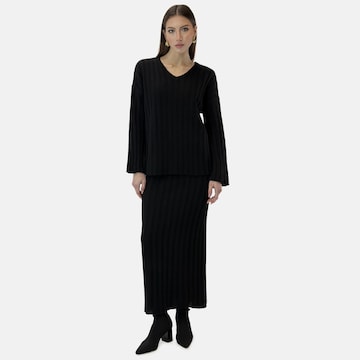 Elara Workwear in Black: front