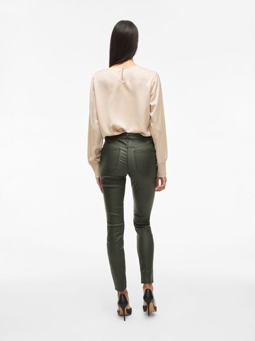 Coupe slim Pantalon 'VISarah' VILA en vert