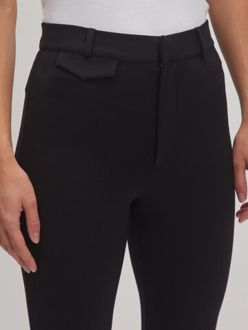 Flared Pantaloni 'Paulina' di EDITED in nero