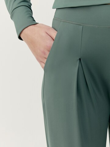 évasé Pantalon de sport 'Audrey' Born Living Yoga en vert