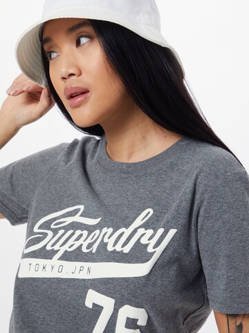 Tricou 'Cali' de la Superdry pe gri