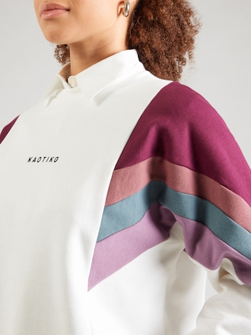 Kaotiko Collegepaita 'CREW GINGER' värissä beige