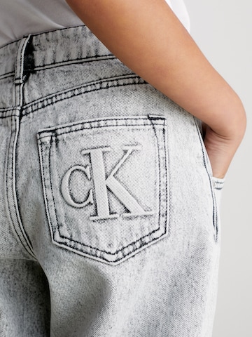 Calvin Klein Jeans Loosefit Džíny – šedá