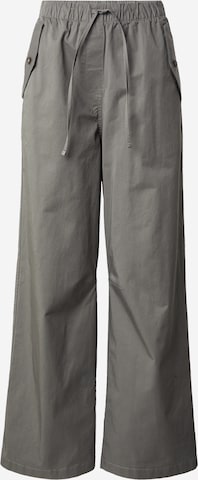 Calvin Klein JeansLoosefit Hlače - siva boja: prednji dio