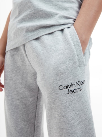 Calvin Klein Jeans تقليدي سراويل 'Stack' بلون رمادي