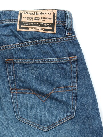 DIESEL Regular Jeans 'MARKEE R68DX' in Blau