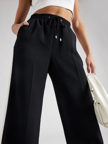 Wide leg Pantaloni cu dungă de la River Island pe negru