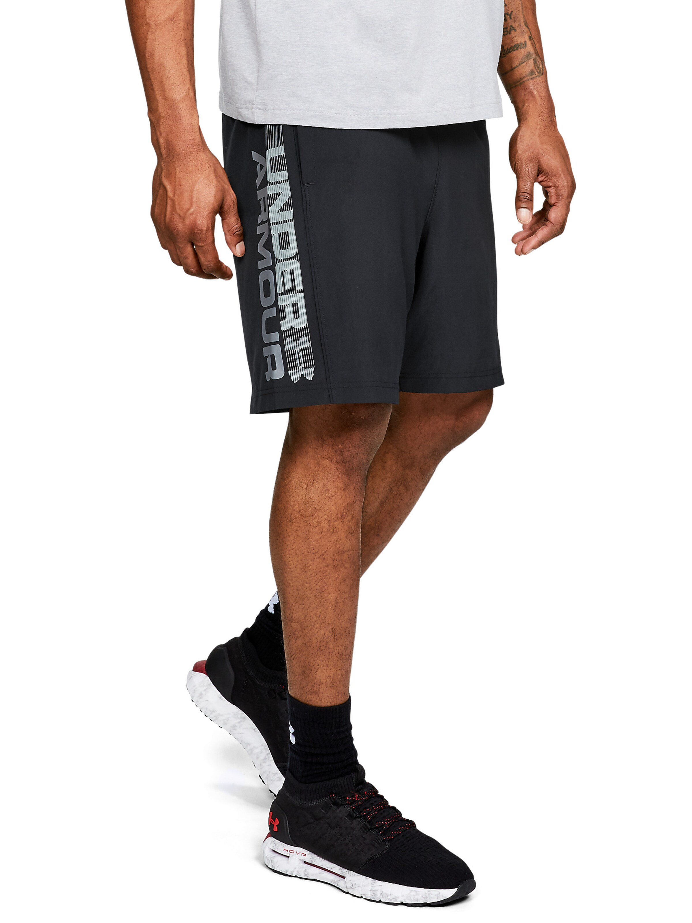 UNDER ARMOUR Regular Sporthose 'Woven' in Schwarz: Vorderseite