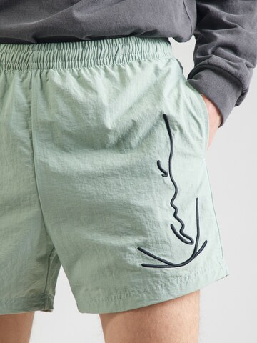 Regular Pantalon Karl Kani en vert