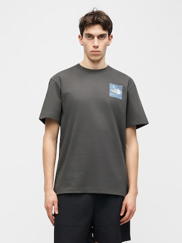 THE NORTH FACE Póló 'MOUNTAIN ESCAPE' - szürke