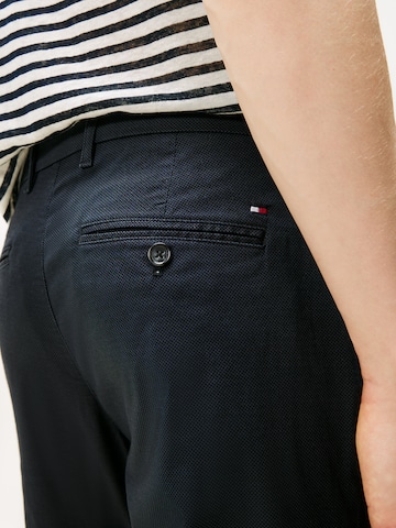 Coupe slim Pantalon chino TOMMY HILFIGER en noir