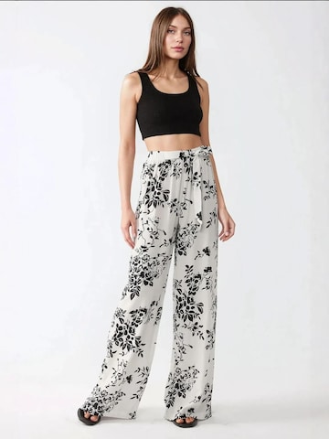 Hiccup - Perna larga Calças em branco