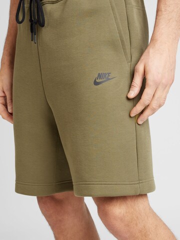 Nike Sportswear Loosefit Shorts 'Tech Fleece' in Grün